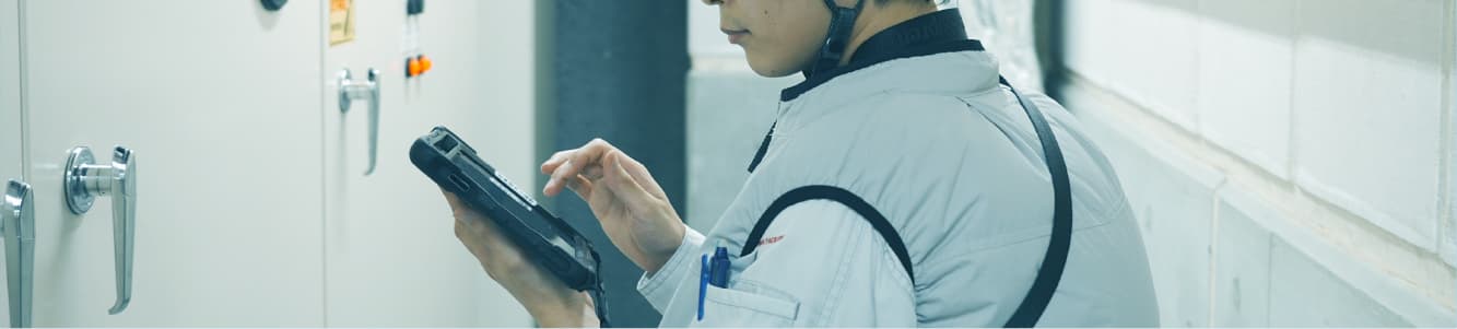 タブレット端末を操作する社員